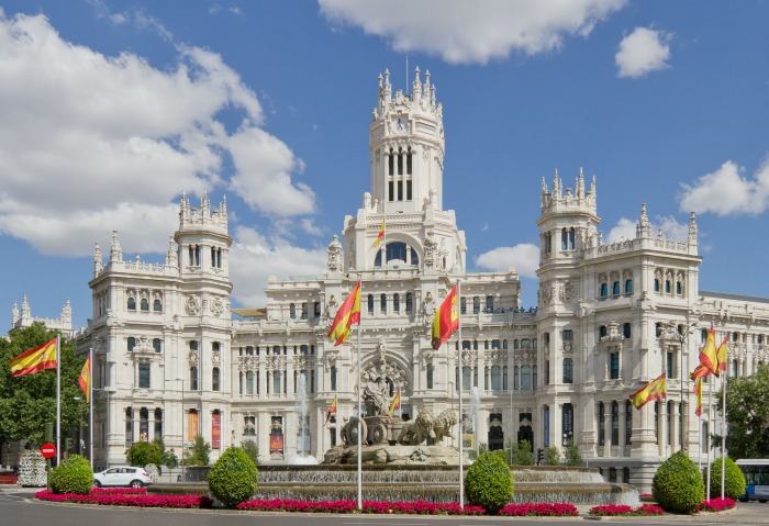 Is it possible to do Madrid on the cheap? Even though the American dollar is 84 cents to the Euro? Yes! Click through for local travel tips on cheap lodging, cheap food, and cheap things to do in Madrid!